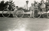 Semester i Fjällbacka för familjen Pettersson 1952. De är på väg med cyklarna till Hamburgsund. Från vänster: Bror 