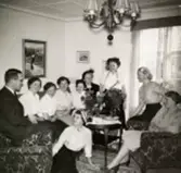 Hedvig fyller 50 år och uppvaktas av sina arbetskamrater 1953/1954. Hon var en av sömmerskorna vid Bergströms Herrekipering på Norra Hamngatan i Göteborg. Chef för ekiperingen var skräddaren Bror 