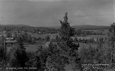 Grangärde. Utsikt från Uvberget. Det finns ytterligare ett ortsnamn som har samband med detta foto: Västansjö.