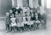 Irsta sn.
Elever och lärar i Trastbo skola i Gäddeholm, 1918.