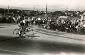 Cykel-SM söndagen den 5 augusti 1956 i Mölndal. I fonden ses Kärra. Relaterat motiv: 2018_0054