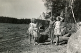 Eva och hennes lekkamrater kastar varpa, Insered i Hällingsjö 1957. Från vänster: Lena Englund, Eva Pettersson (gift Kempe), mamma Rosa och Monika. Axelsson. Relaterat motiv: 2023_0155.