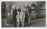 Släktingar på besök hos familjen Pettersson, Gamlehagsvägen 17, 1952. Bakre rad från vänster: morfar Carl Krantz, mormor Nora Krantz, Rosa Pettersson (född Krantz) och Frank Johansson (Noras svåger). Främst ses systrarna Karin och Eva Pettersson. Familjen Petterssons villa ses i bakgrunden.
Relaterat motiv: 2023_0142.