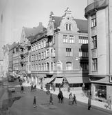 Många människor vid korsningen Storgatan och Fredsgatan, 1970-tal