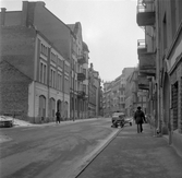 Reparation av stadsbuds moped på Klostergatan, mars 1973