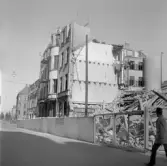 Man passerar rivningen vid Klostergatan 18, mars 1973