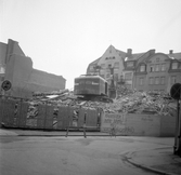 Grävmaskin river fastighet på Fredsgatan, mars 1973