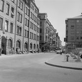 Ungdomar sitter på gatan vid Fredsgatan 7-9, 1970-tal
