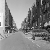 Parkbänkar och blomsterlådor på Storgatan, 1970-tal