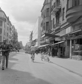 Storgatan med många affärer och biograf, 1970-tal