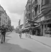 Storgatan med många affärer och biograf, 1970-tal
