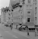 Markiser skyddar mot solen på Storgatan, 1970-tal