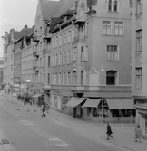 Markiser skyddar mot solen på Storgatan, 1970-tal