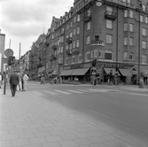 Hälsolivs på Storgatan har fyra markiser, 1970-tal