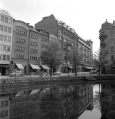 Husen på Järntorgsgatan speglar sig i Svartån, 1970-tal