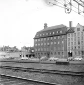 Över järnvägsspåren ses fastigheterna på Östra Bangatan, 1970-tal