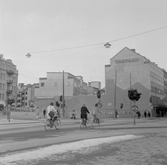 Parkering bakom staket på rivningstormt på Storgatan, 1970-tal