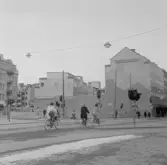 Parkering bakom staket på rivningstormt på Storgatan, 1970-tal