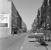 Blomlådor och cyklar på Storgatan, 1970-tal