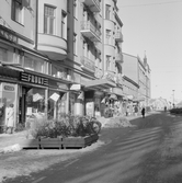 Tyger, frukt och pappershandel vid Biograf Spegeln på Storgatan, 1970-tal