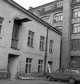 Bil vid gårdshus på Fredsgatan 4, 1975-01-23