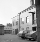 Parkerade bilar mellan husen på gården Fredsgatan 4, 1975-01-23