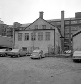 Bilparkering på gården till Fredsgatan 4, 1975-01-23