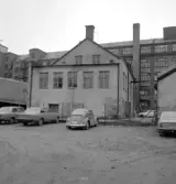 Bilparkering på gården till Fredsgatan 4, 1975-01-23
