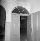 Öppen pardörr i trapphuset på Fredsgatan 4, 1975-01-23