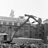 Grävmaskinen ska ta tag i väggen till Fredsgatan 4, 1970-tal