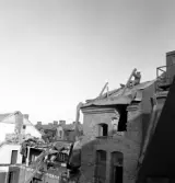 Man bryter bort taket på Fredsgatan 4 under rivning, 1970-tal