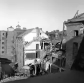 Grävmaskinen river fastigheten på Fredsgatan 4, 1970-tal