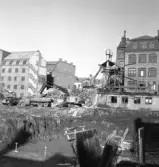 Lastbilar hämtar rivningsmassa på Fredsgatan 4, 1970-tal
