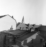 Hustak från Klostergatan 33 mot Nikolaikyrkan, 1970-tal
