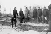 Nämnden granskar det första spadtaget för Lillåns skola, 1965