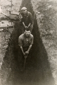 Solängen i Mölndal, juli 1943. Avloppsledning i Frejagatan. Gustaf Eliasson, Tranberg.