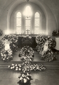 Blomsterarrangemang vid begravning i Olaus Petrikyrkan, 1940-tal