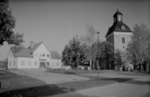 Kyrkan och församlingshemmet, St. Skedvi. Läs mer om Stora Skedvi kyrka i boken: Dalarnas kyrkor i ord och bild.