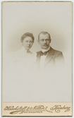 Porträtt på Hilda Berg och D Mattson. Förlovade den 1 Juli år 1897 och vigdes den 16 december år 1897. D Mattson född år 1871.