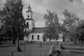 Skattunge kyrka år 1944. Skattungbyn, Orsa. Läs mer om Skattunge kyrka i boken: Dalarnas kyrkor i ord och bild.