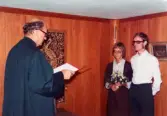 1973-09-29 gifter sig Karin Pettersson (gift Hansson) och Esbjörn Hansson hos borgmästaren i Mölndals stadshus.