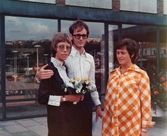 Brudparet Karin (född Pettersson) och Esbjörn Hansson står utanför Mölndals stadshus, tillsammans med vittnet Margareta, efter giftemålet 1973-09-29.