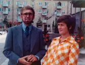 Bröllopsvittnena Roger och Margareta, står utanför Mölndals stadshus, efter giftemålet mellan Karn (född Pettersson) och Esbjörn Hansson 1973-09-29. I bakgrunden ses lägenheter på Tempelgatan.