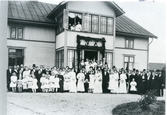 Kila sn, Grällsta.
Gruppfoto från gård i Grällsta, vid bröllop 1910.