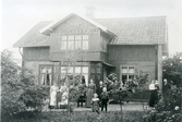 Kila sn, Grällsta.
Gruppfoto från gård i Grällsta, 1915.