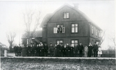 Kila sn, Grällsta.
Gruppfoto från gård i Grällsta, c:a 1920.