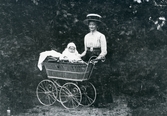 Kila sn, Grällsta.
Agnes Johansson med dottern Vilma, 1909.