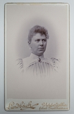 Visitkortsporträtt av Clara Lundqvist. Fotografiet sitter i fotoalbum som tillhört Gertrud Zachau. Fotografiet sitter på sida 5.