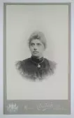 Visitkortsporträtt av Anna Lüseh. Fotografiet sitter i fotoalbum som tillhört Gertrud Zachau. Fotografiet sitter på sida 4.