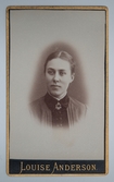 Visitkortsporträtt av okänd kvinna. Fotografiet sitter i fotoalbum som tillhört Gertrud Zachau. Fotografiet sitter på sida 9.